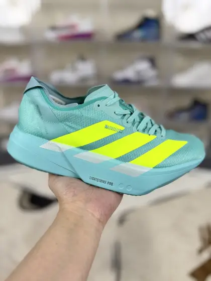 ▪️QD公司级 adidas Adizero Adios Pro 4 百搭舒适减震耐磨 低帮跑步鞋 男女款 蓝黄 ▪️Adidas Adizero Adios Pro 4跑步鞋是一款专为长距离竞速设计的跑鞋.鞋面采用了全新的Lightstrike Pro科技,结合了轻便和透气性,为跑者提供舒适的贴合感.同时,新的Lightlock技术使得鞋面在延展性和舒适性方面有了革命性的提升.鞋面材料轻薄柔软,紧密贴合脚型,鞋舌部分填充少量物质,减轻了系带时的压力.中底采用了Energy Rods(能量杆)技术和Lightstrike Pro发泡材料.Energy Rods技术将碳纤维材质与其他轻量化材料结合,有效提升了能量回馈的效率.而Lightstrike Pro发泡材料则提供了更强的弹性和响应性,尤其适合高速跑步和长时间的耐力赛.相较于前代,Pro4的中底更为柔软和灵活,带来了更好的脚感和推进力.外底采用了Continental橡胶材料,提供了极佳的抓地力,适合各种路况,尤其在湿滑的环境中表现出色.同时,鞋底的起翘点后移到整个鞋底的60%位置,使得鞋子的滚动弧度更加激进,推进感更强.大底上的纹理结构是基于运动员足底压力分布数据分析得来的,进一步提高了鞋子的性能.总而言之,Adidas Adizero Adios Pro 4跑步鞋在舒适性、速度和耐用性方面表现出色,是专业选手和有一定跑步经验的业余高手的理想选择. ▪️ (36 362⁄3 371⁄3 38 382⁄3 391⁄3 40 402⁄3 411⁄3 42 422⁄3 431⁄3 44 442⁄3 451⁄3) ▪️货号:JR1251
